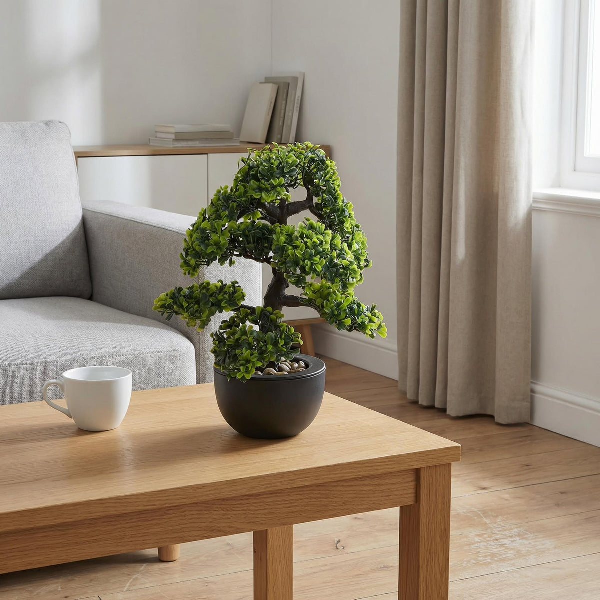 Kunst bonsai 30 cm met decoratieve pot op salontafel in woonkamer