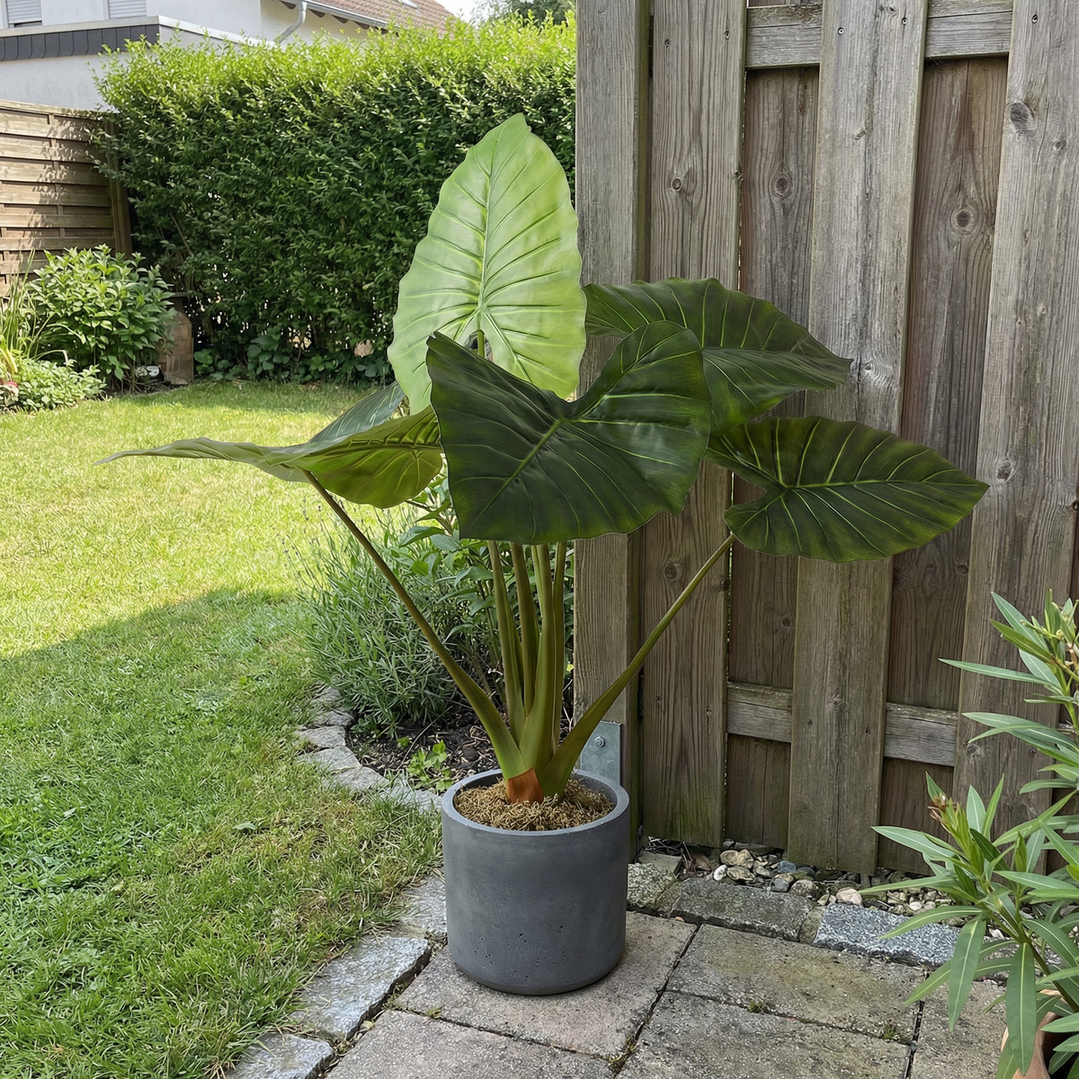 Künstliche Alocasia 90 cm draußen im Garten