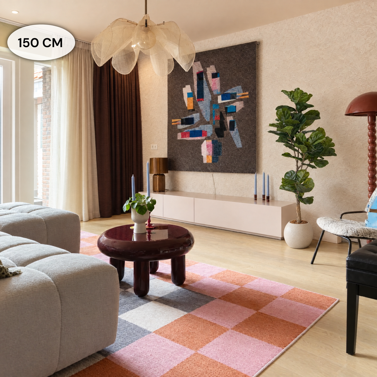 Kunst Ficus lyrata 150 cm in witte bolvormige pot naast een dressoir in een moderne woonkamer met beige bank