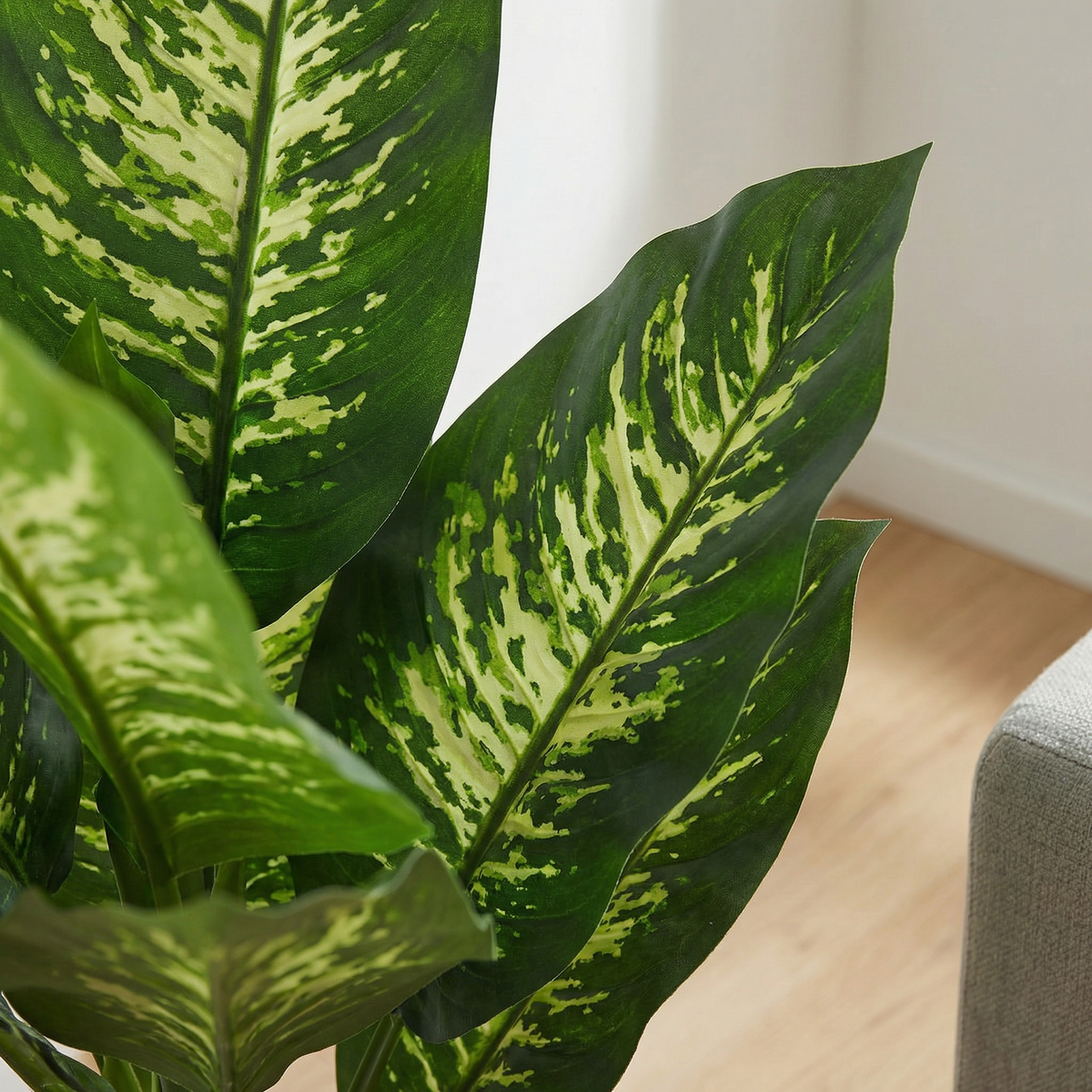 Kunst dieffenbachia 90 cm, close-up gevlekt blad