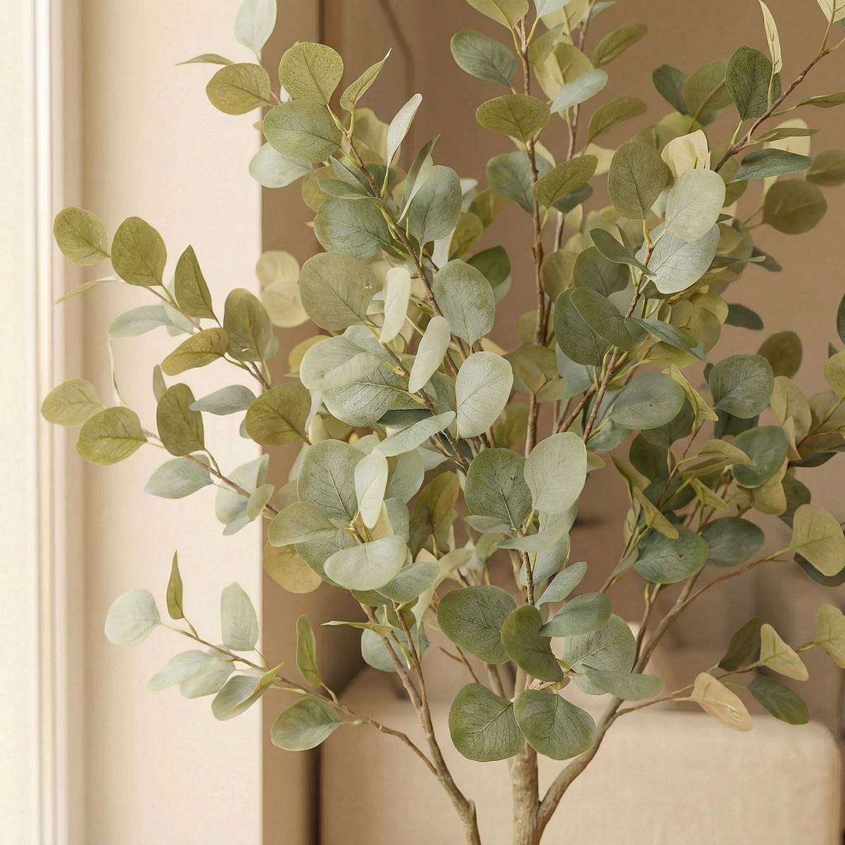 Kunst eucalyptus 150 cm met decoratieve pot, close-up blad
