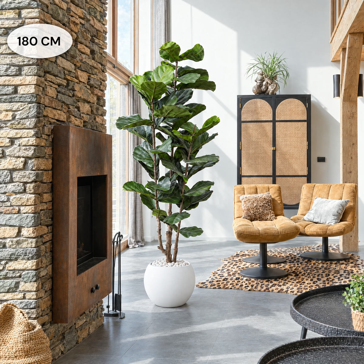 Kunst Ficus lyrata 180 cm in witte pot naast een natuurstenen open haard en okergele fauteuils