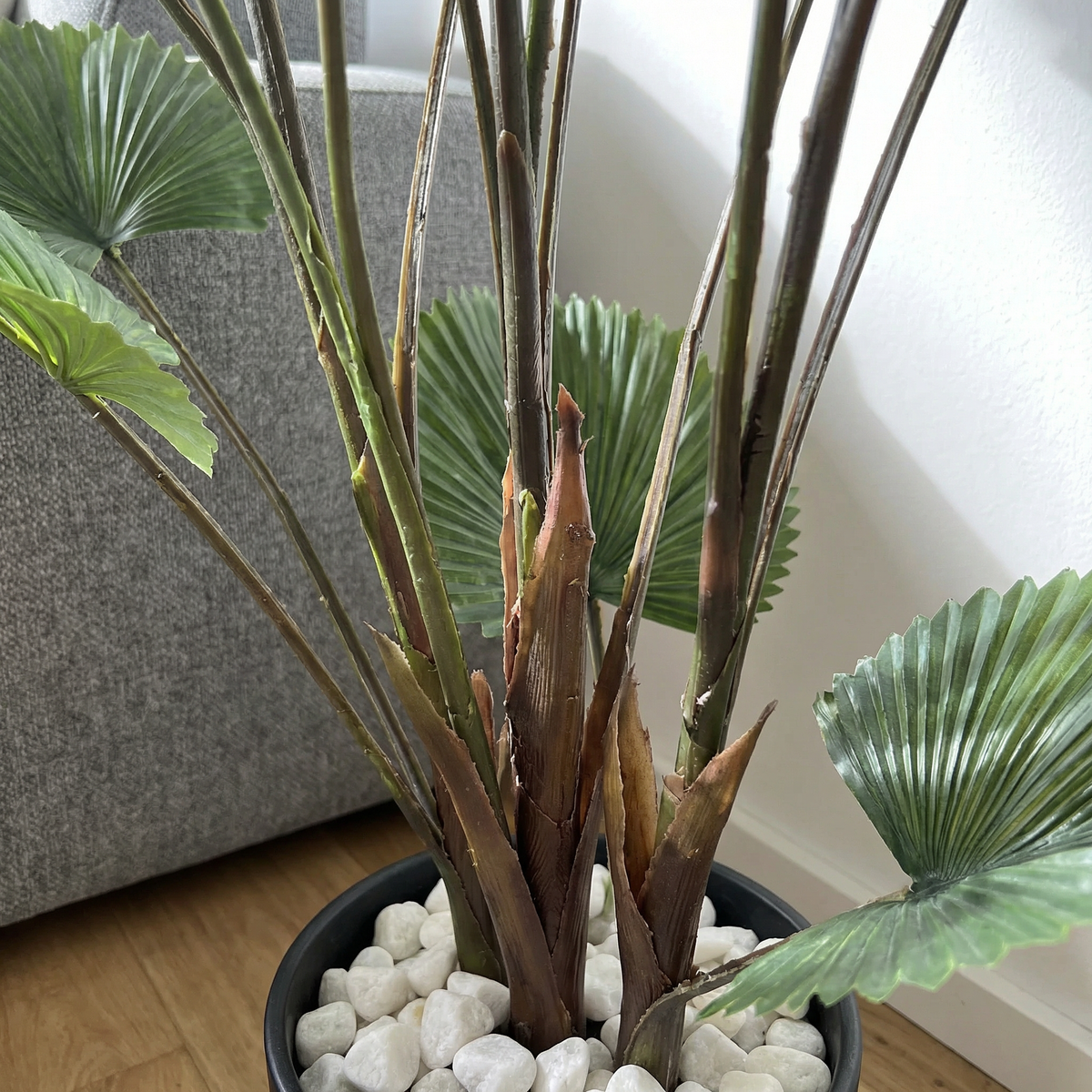 Kunst waaierpalm 120 cm, close-up stelen en pot met witte stenen