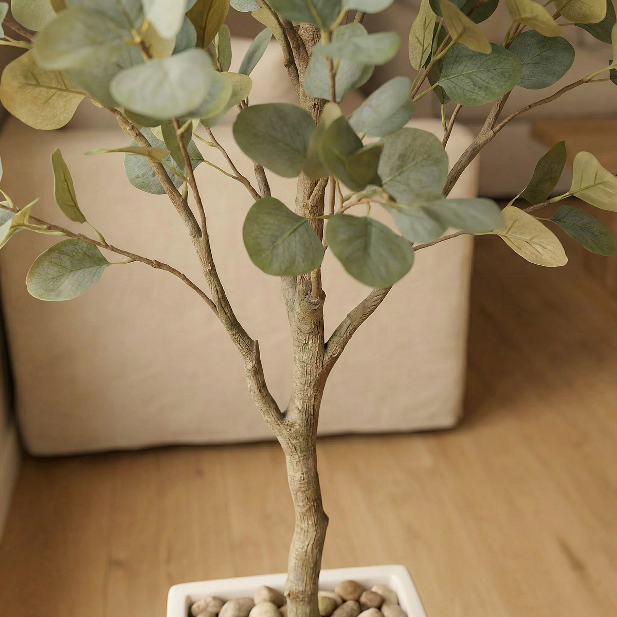 Kunst eucalyptus 150 cm met decoratieve pot, close-up stam en decoratieve pot