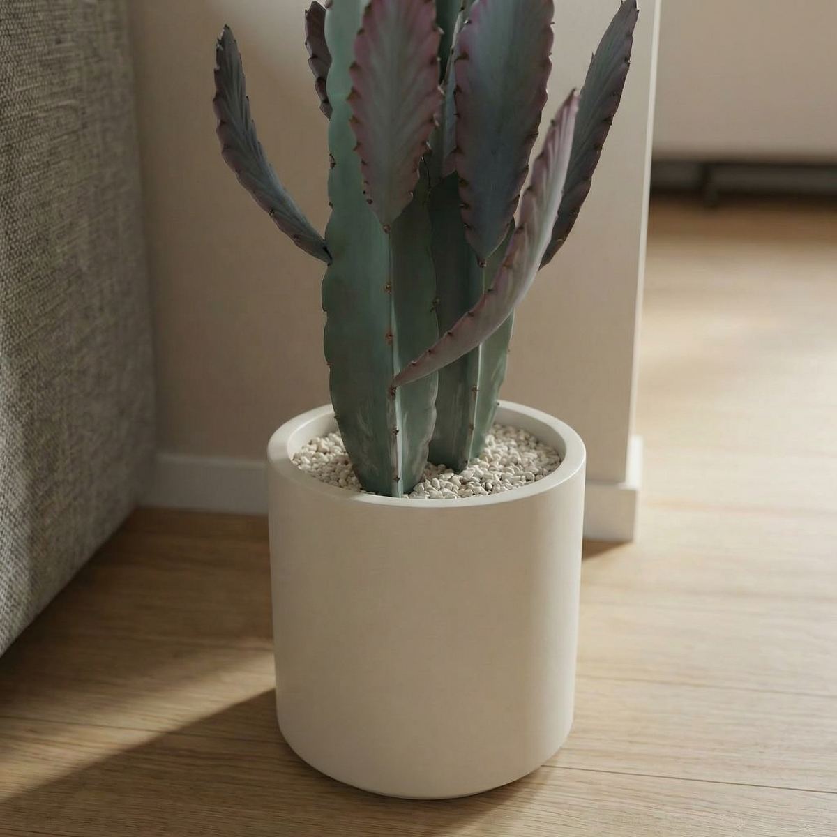 Kunst cactus 100 cm met decoratieve pot, close-up stam en decoratieve pot