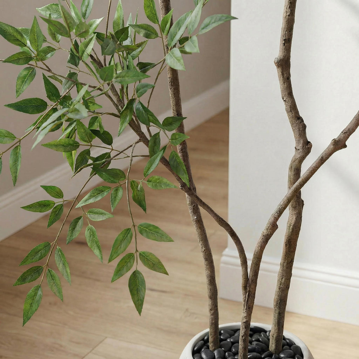 Kunst nandina 150 cm met decoratieve pot, close-up takken en decoratieve pot