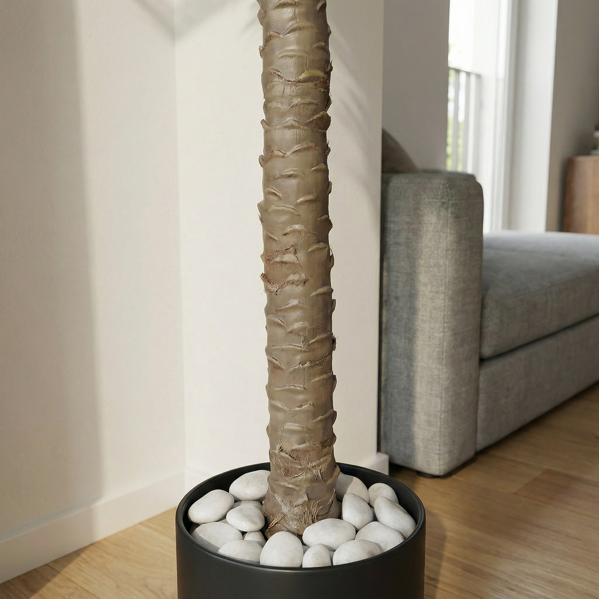Kunst kokospalm 160 cm, close-up stam en pot met witte stenen
