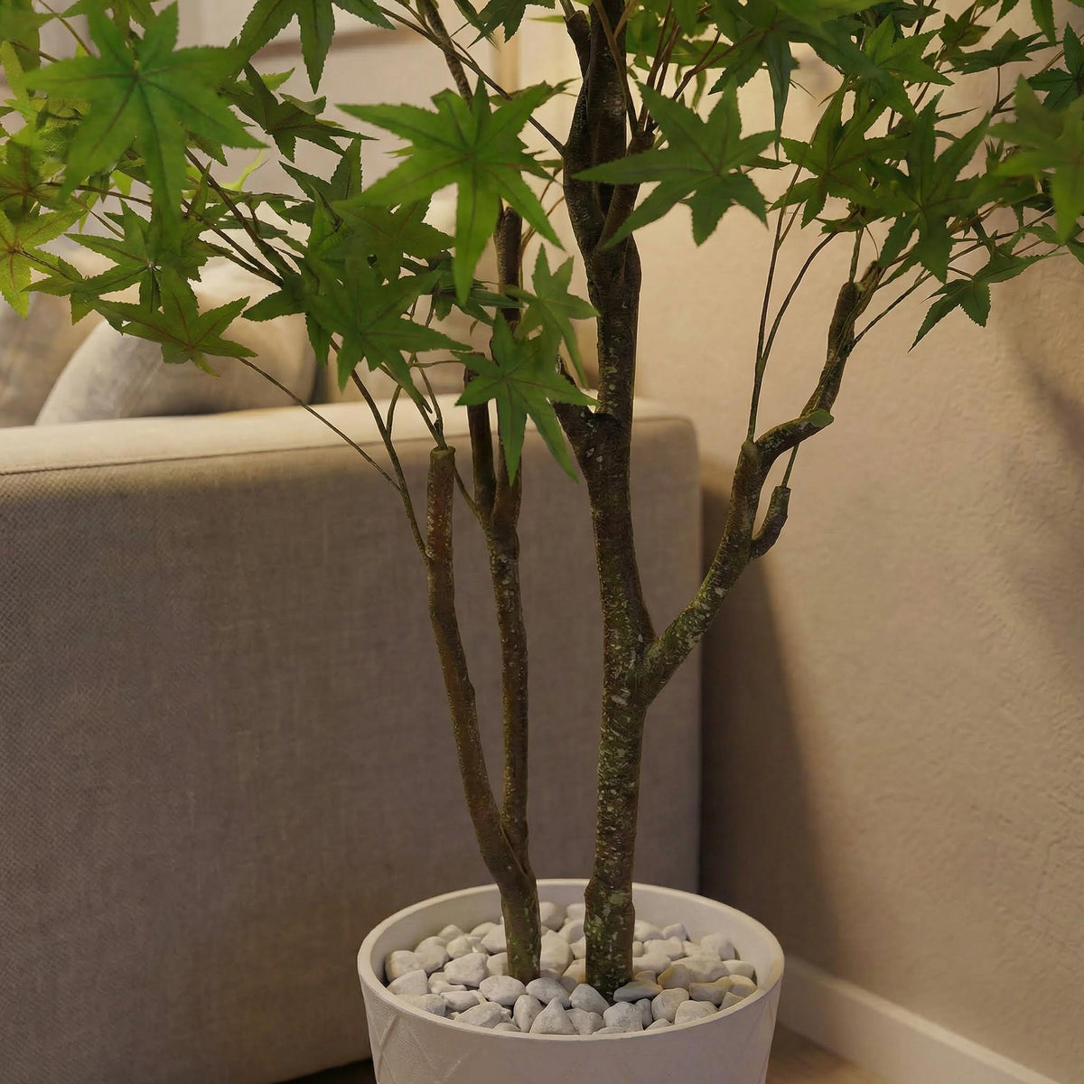 Kunst Japanse esdoorn groen 150 cm, close-up stam en pot met witte stenen