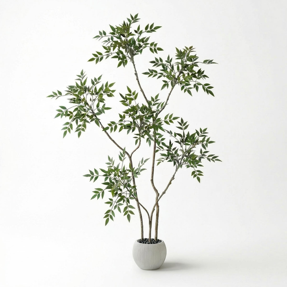 Kunst nandina 150 cm met decoratieve pot, volledige plant op witte achtergrond