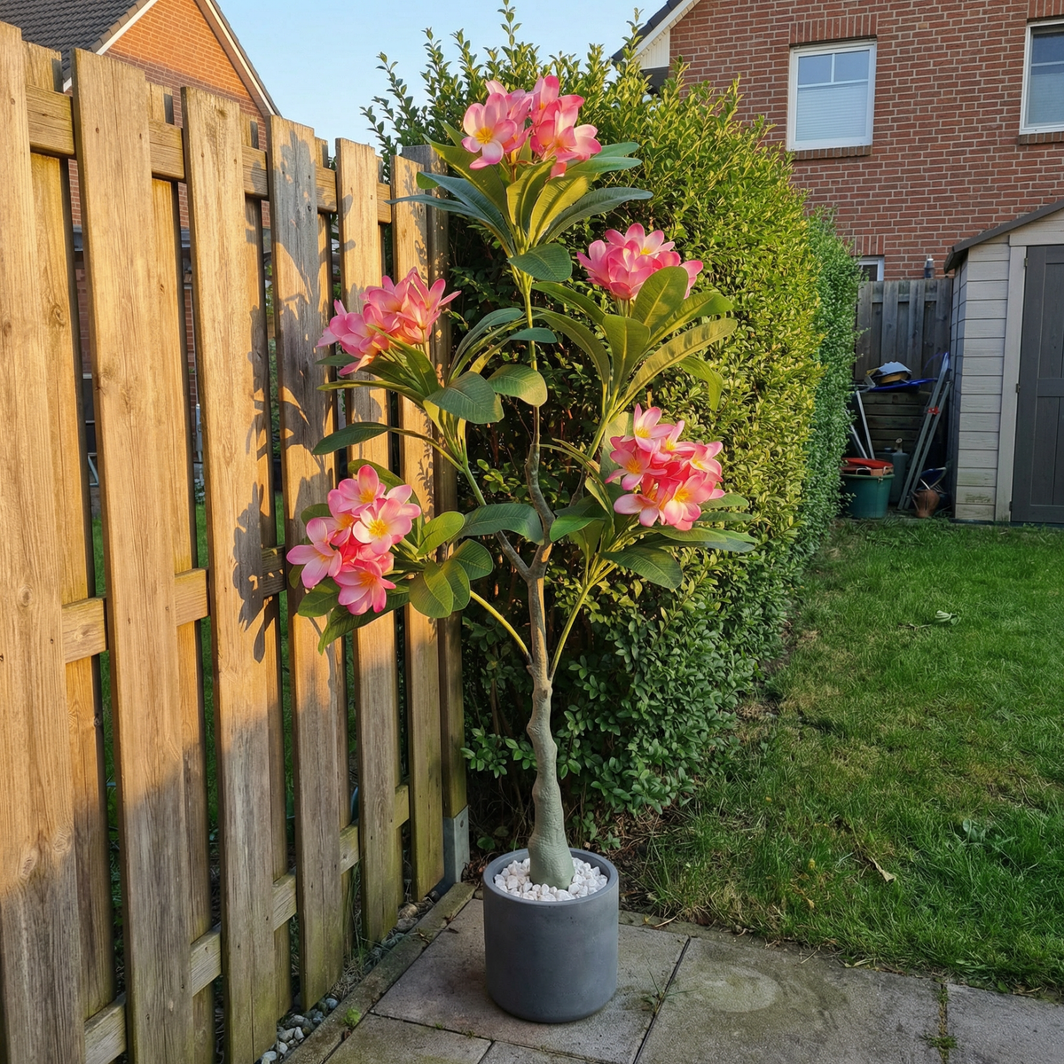 Künstliche Plumeria rosa 120 cm mit Übertopf draußen im Garten