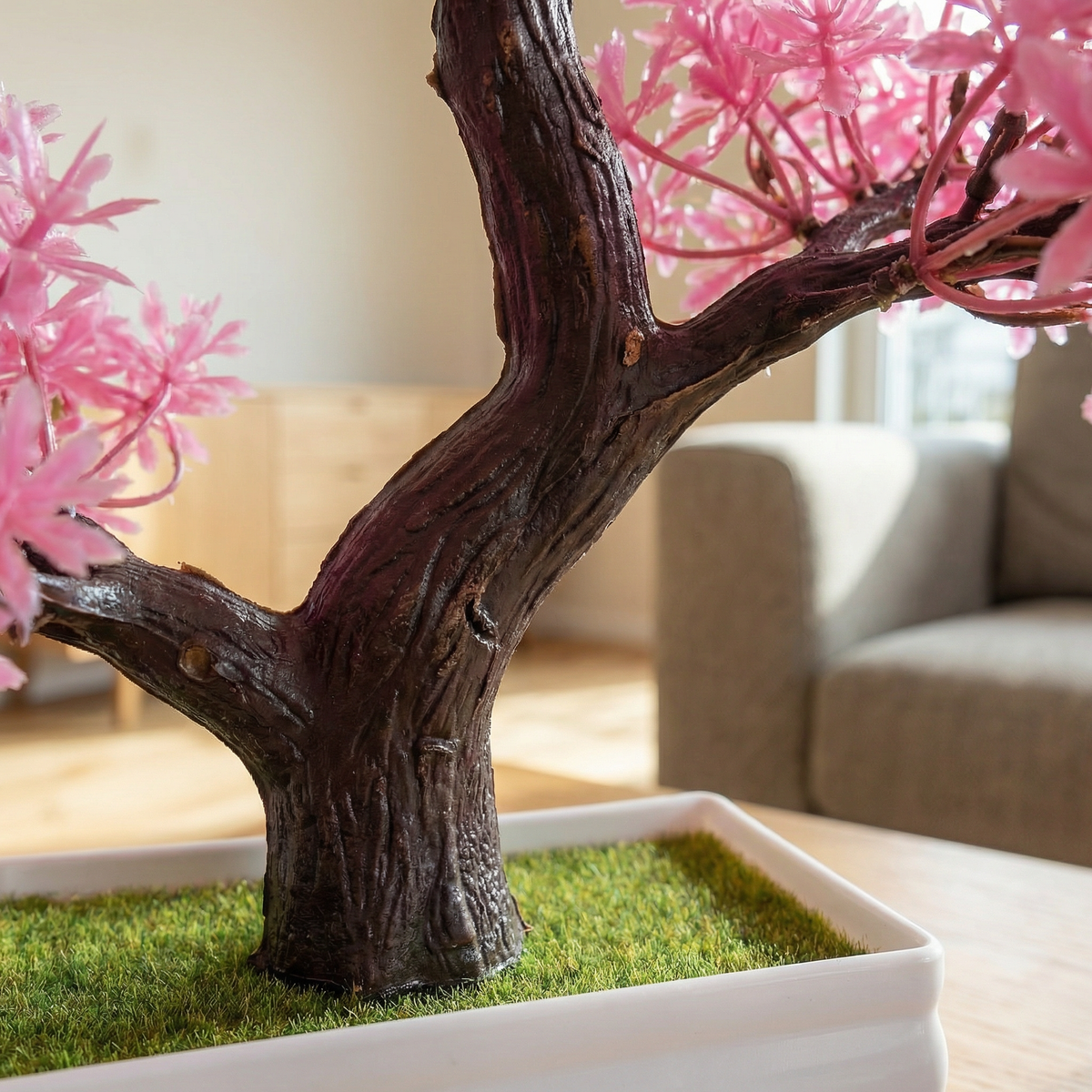 Künstlicher Blüten-Bonsai 20 cm mit Übertopf, Nahaufnahme Stamm